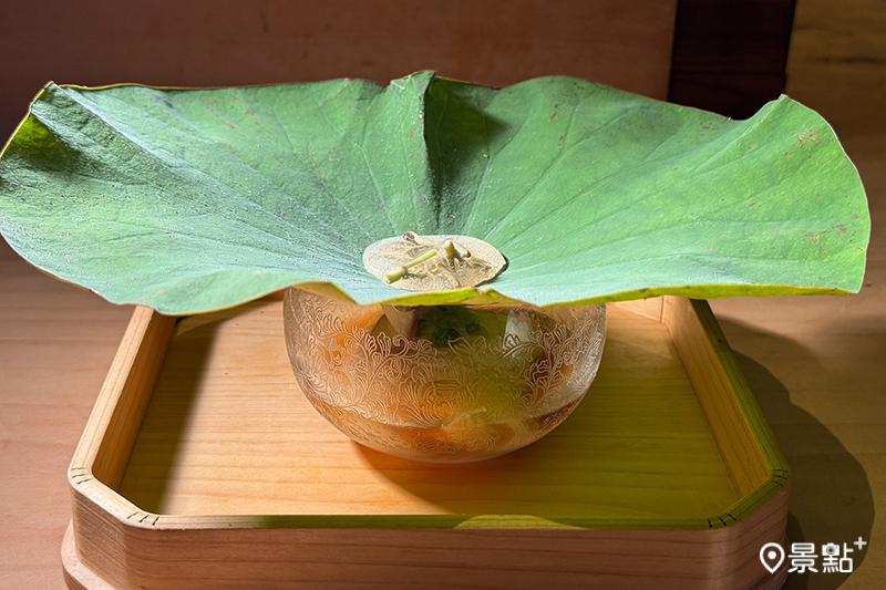 「蓴菜與蓮藕素麵」巧用天然荷葉疏水特性，盛裝蓴菜醬汁，彷彿清晨露珠滑落碗中。