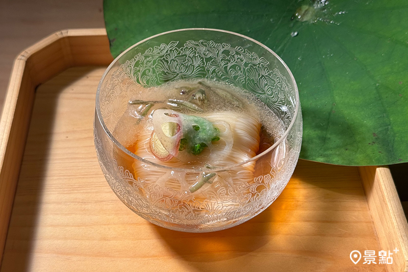 為了避免草腥味，刻意選用最嫩規格的蓴菜，滑溜口感與冰涼素麵相當速配。