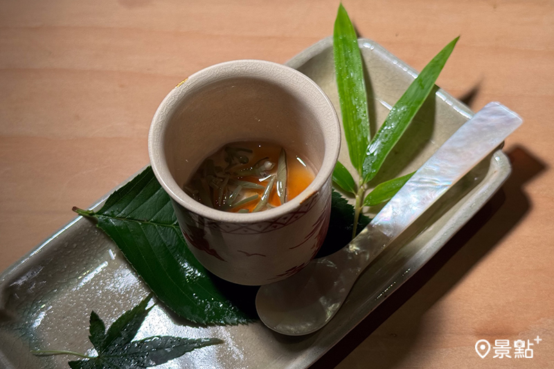 甜點「嫩薑蓴菜布丁」看似衝突，但嫩江的微辛香氣與蓴菜的滑嫩口感，卻增添不少清爽。