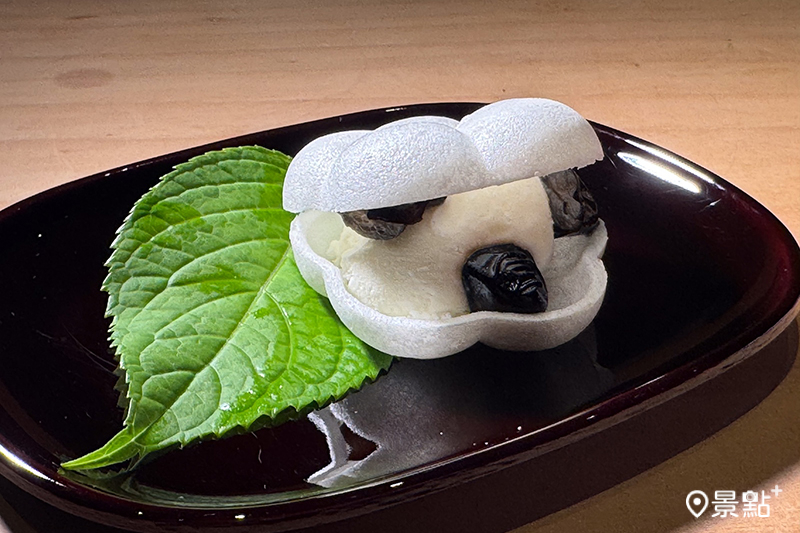 甜點「黑豆冰淇淋最中餅」使用超薄餅殼，搭配甜味清爽的冰淇淋。