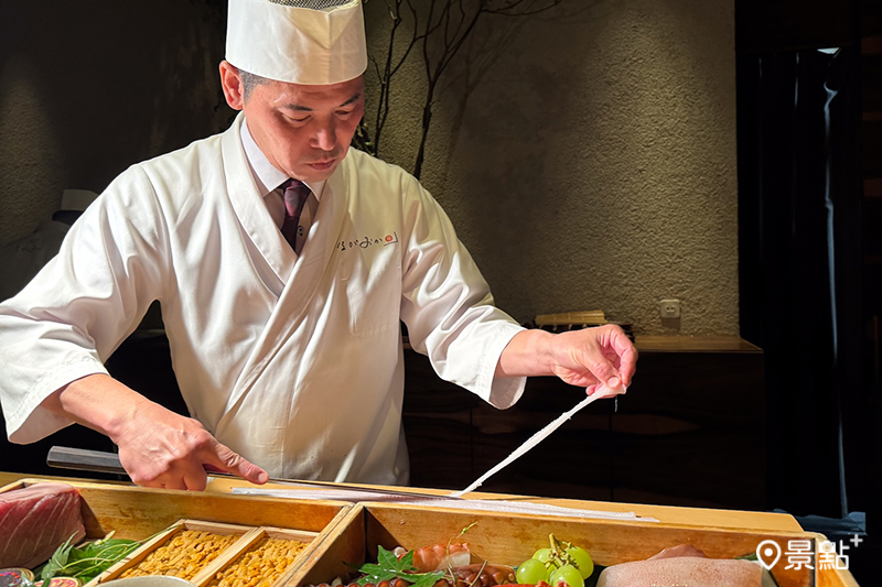 在板前可近距離欣賞主廚的精湛手藝。