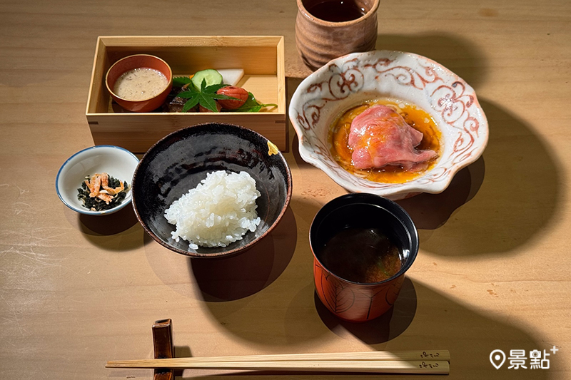 食事環節以和牛壽喜燒搭配現炊土鍋飯。