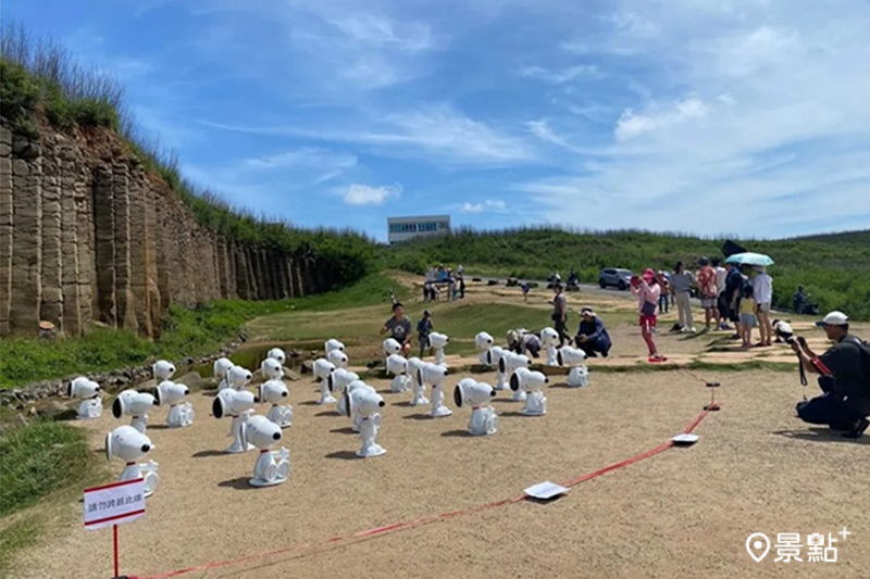 6月22日30個史努比公仔快閃西嶼鄉大菓葉柱狀玄武岩。