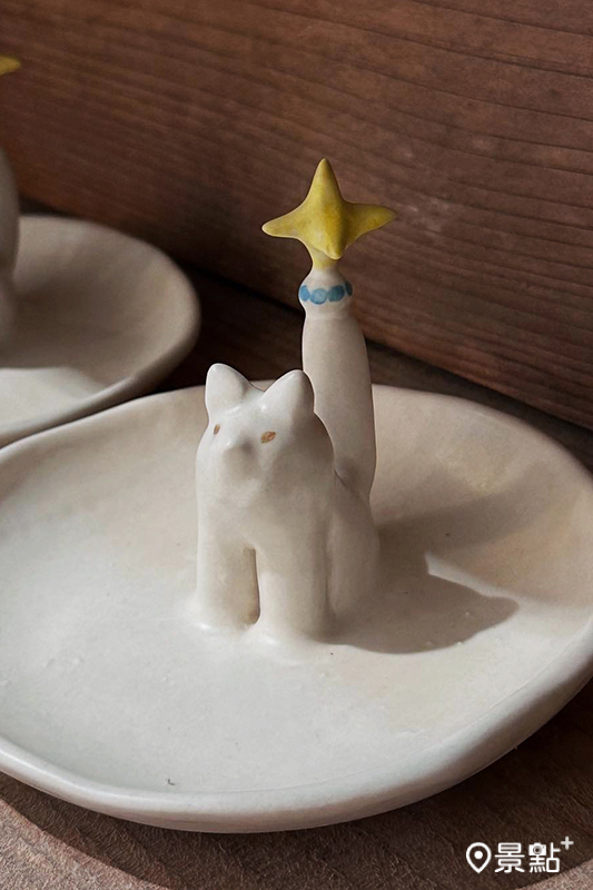 ron攜來貓控最愛的貓型陶碟。