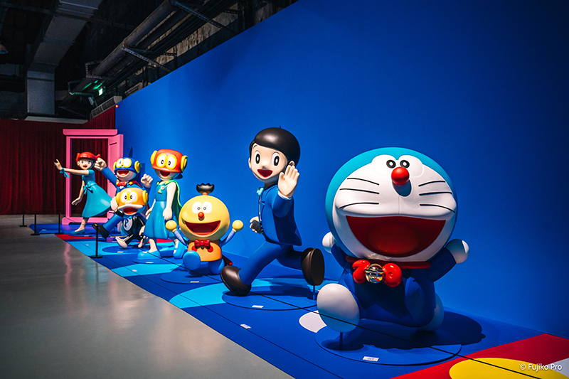在「100星光大道」展區中,哆啦A夢與大雄等角色將穿上正式禮服,踏上以哆啦A夢主題色「藍色」為設計靈感的藍地毯登場。