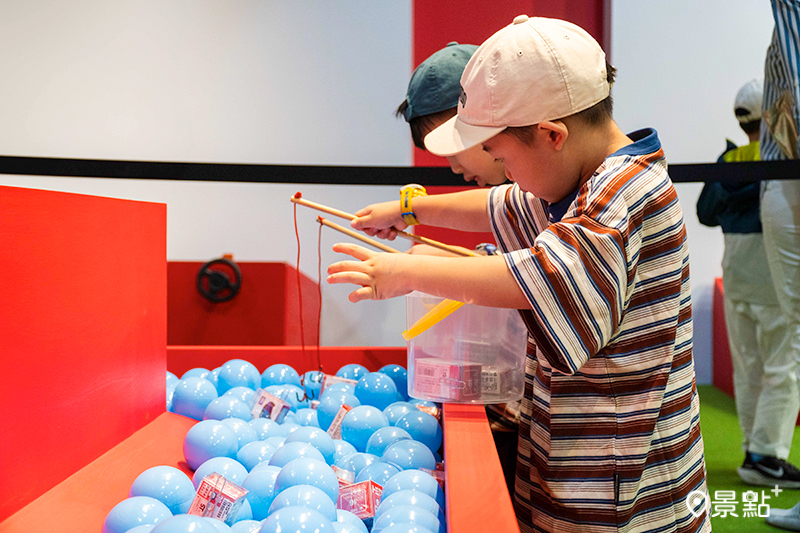 吊小車遊戲，挑戰拿金獎車。