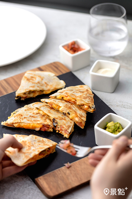 墨西哥起司雞肉餅 420元。