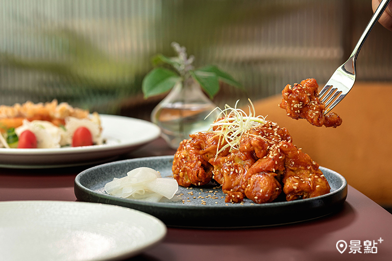 活動期間，兩人同行點兩份主餐，即贈「韓式蜂蜜炸雞」一份。