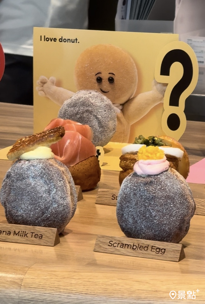 右後方SUPER TAIWAN是以刈包為概念發想的台灣限定口味、左前方也是台灣限定款的香蕉奶茶。