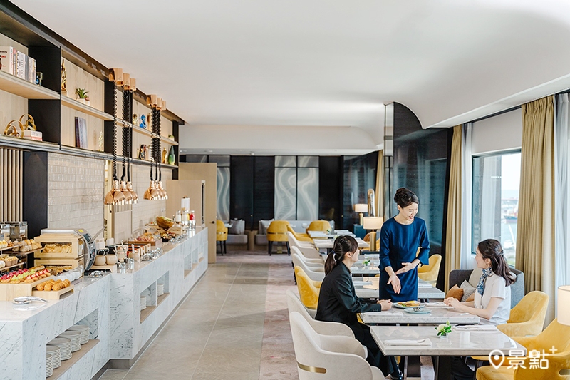 高雄日航行政酒廊提供全時段尊榮禮遇，包括半自助式早餐、精緻下午茶及雞尾酒時光。