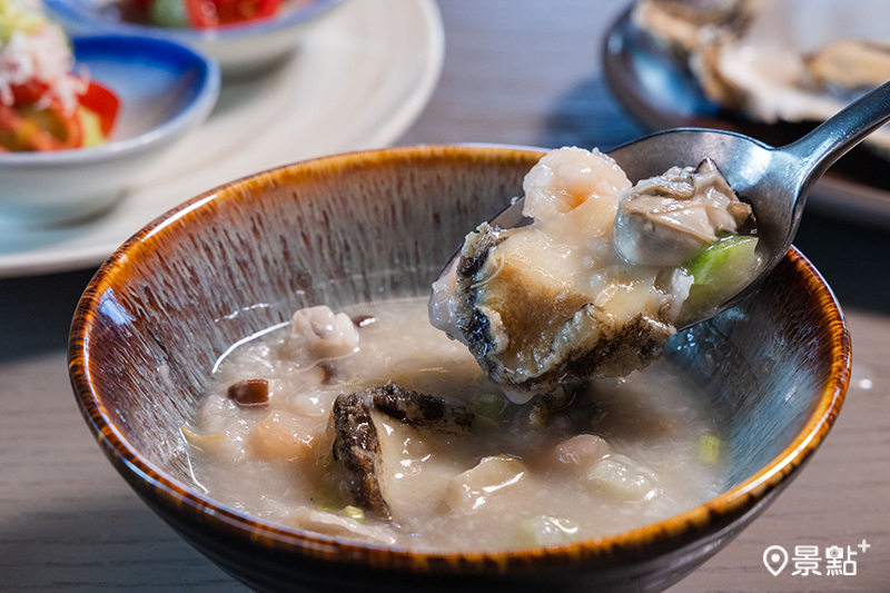 饗饗推出升級料理,首推〈極致鮑魚海鮮粥〉。