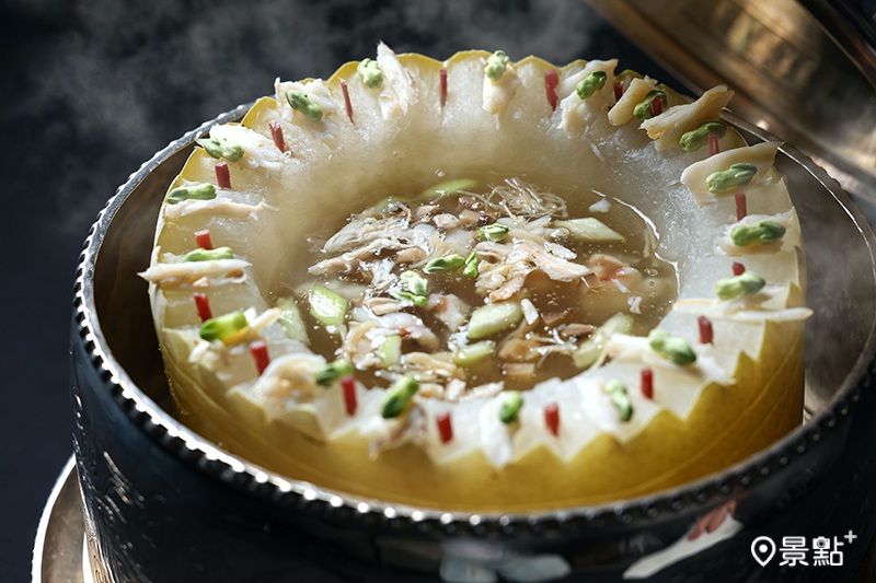 八寶冬瓜盅選用來自彰化北斗的圓潤青皮冬瓜。