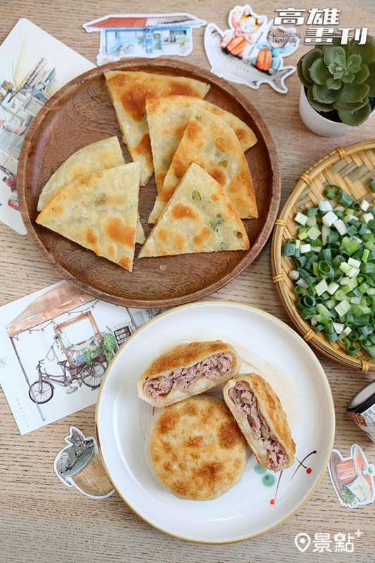 老闆娘美君傳承母親的餅香手藝，不只賣餅，更用插畫畫出她心中的旗津。