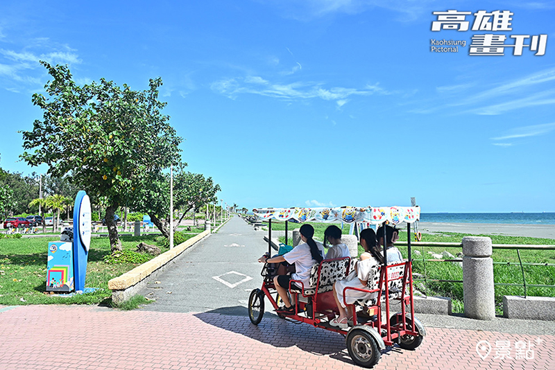 海風吹拂而來，帶著淡淡鹹味與海的氣息，在旗津海岸公園放慢步調，享受怡然自得的愜意時光。