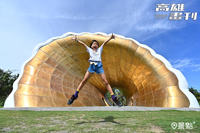 旗津貝殼館貝類藏品豐富，與海岸邊的海珍珠裝置相互呼應，眺望著藍海。