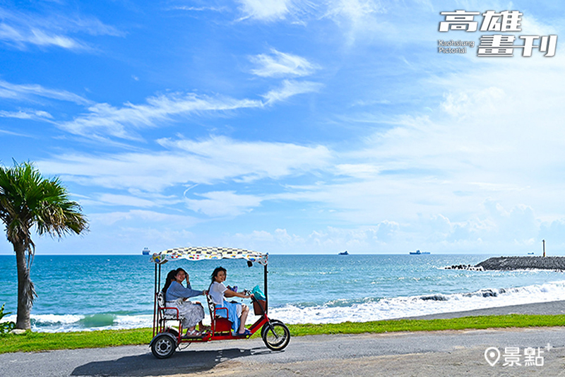 踩著腳踏車，迎著海風在藍天白雲下自在前行，悠然漫遊旗津好風光。 ( 圖／高雄市新聞局，以下同）