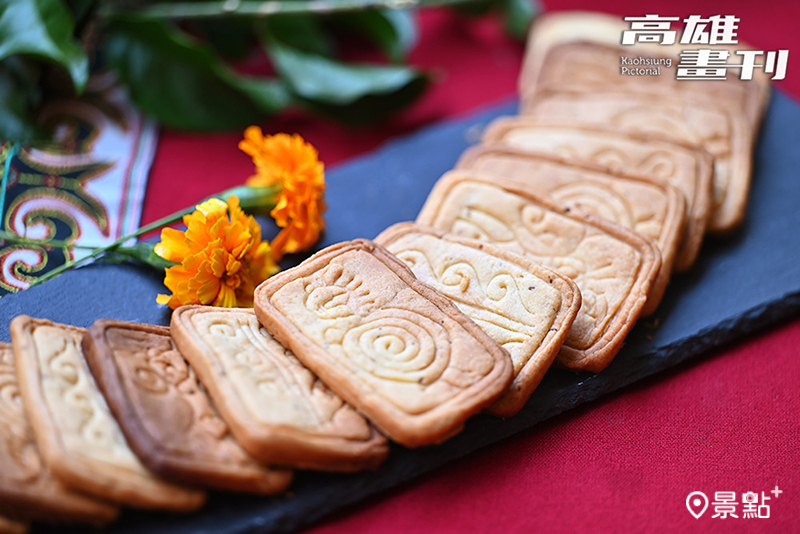 結合岩雕圖樣與珍貴油芒的手工餅乾，展現部落的風味與歷史文化。
