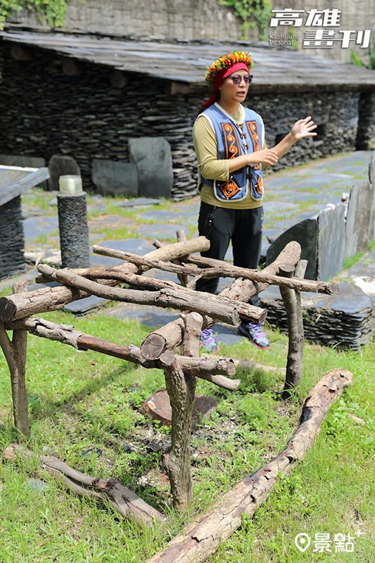 簡易的煙燻烤架，能將狩獵到的獸肉燻乾脫水，方便帶下山。