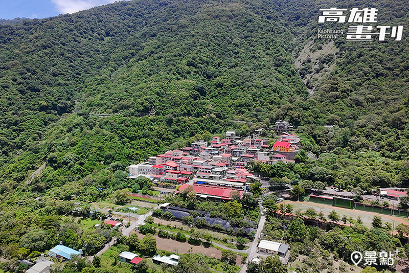 被群山包圍的萬山部落。