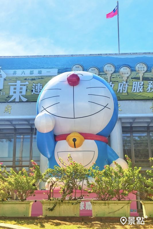 台東縣政府廣場3層樓高哆啦A夢充氣偶。（圖／yijiun_lee）