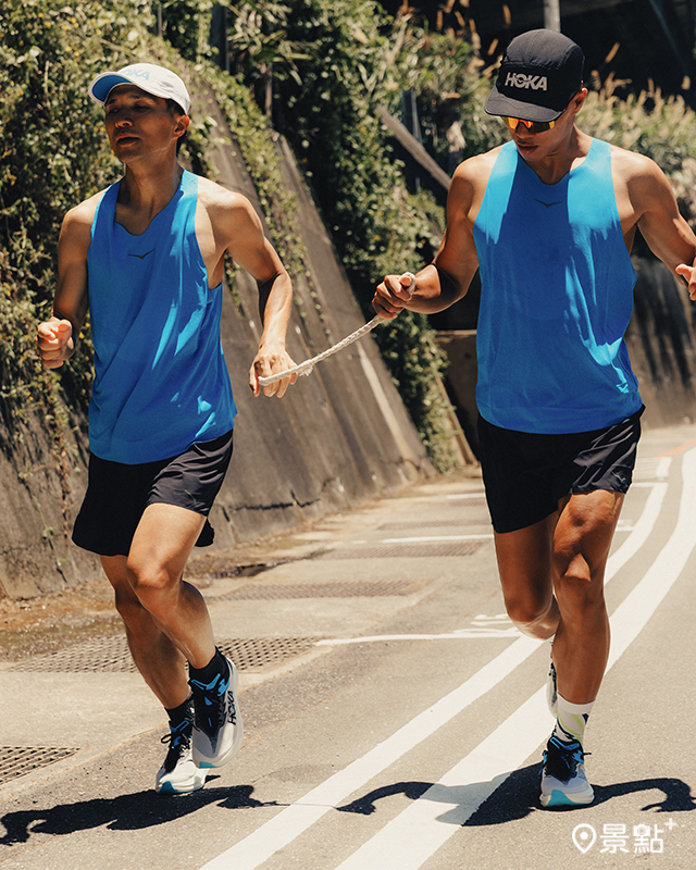台灣首位視障 IRONMAN 阿興與鐵人選手李瑋透過陪跑繩建立節奏與默契。