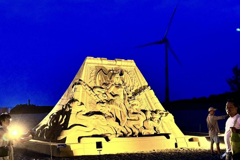 晚間可賞光雕美景。（圖／通霄沙雕藝術節）