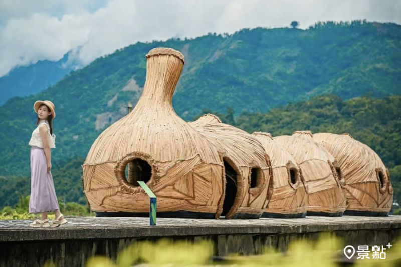 2025縱谷大地藝術季13米竹編小火車，吸引人前往拍照打卡。（圖／tintinghi）
