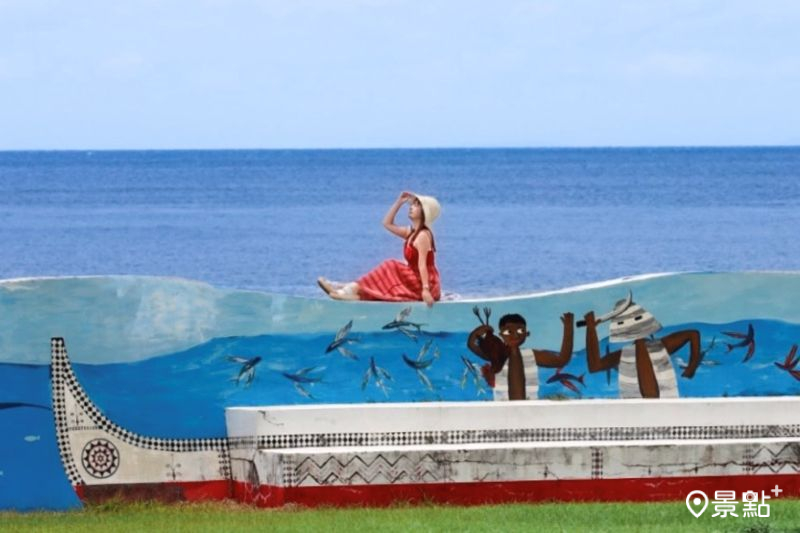 椰油國小擁有無敵海景及圖騰拼板舟，吸引人前往拍照打卡。（圖／hsingfang20）
