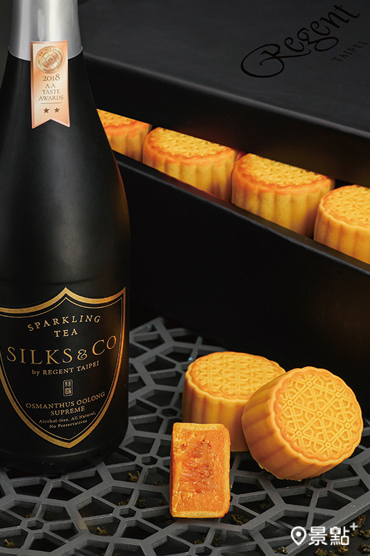 《桂月》桂花凍頂香檳烏龍與鳳梨澄沙奶黃禮盒，每組1,980元。