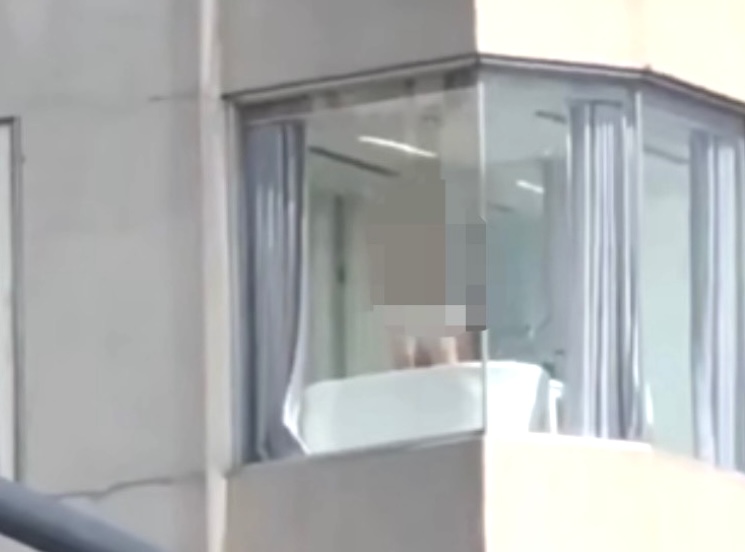 喜瑞飯店有住客在透明玻璃浴室進行親密行為，被路過民眾拍下，影像在社群流傳。