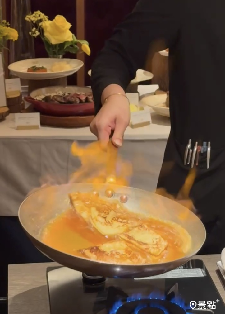 經典桌邊秀甜點「火焰焦糖薄餅」。