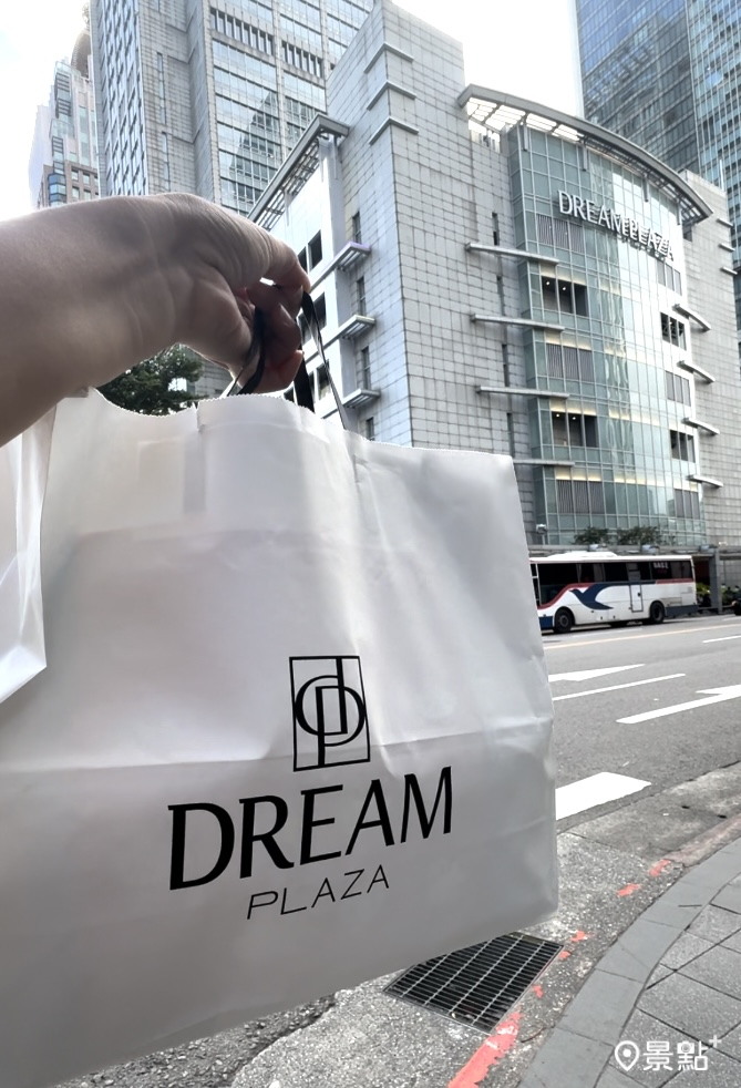 Dream Plaza提袋樣式為白底黑色字。
