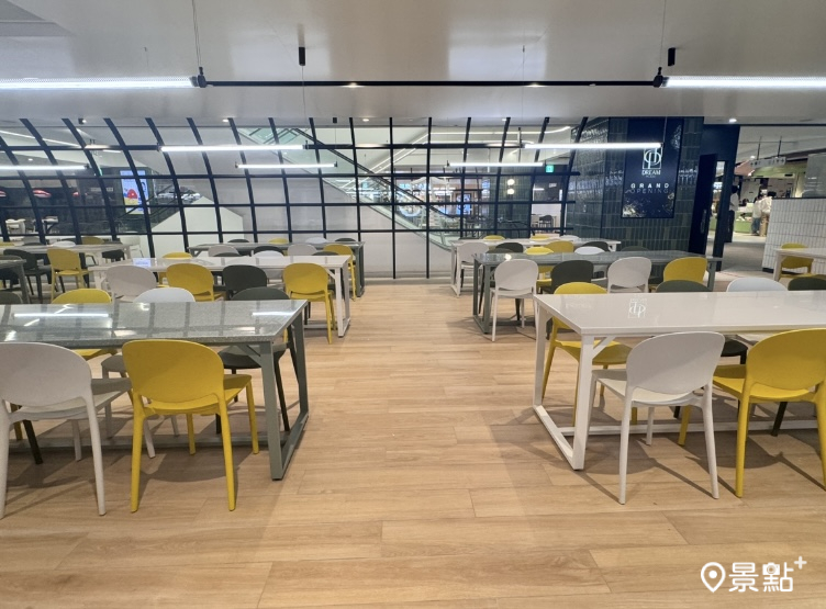 B2美食街公共用餐區。