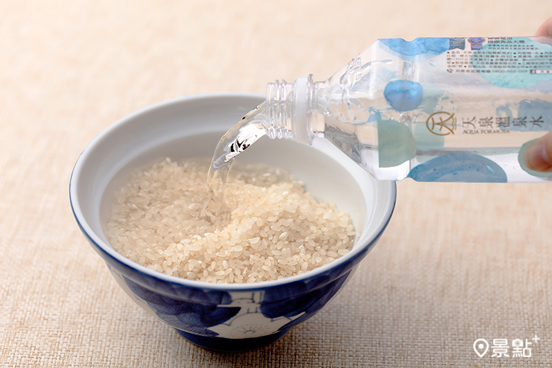 選用台灣第一支溫泉飲用水「天泉溫泉水」為煮米水。