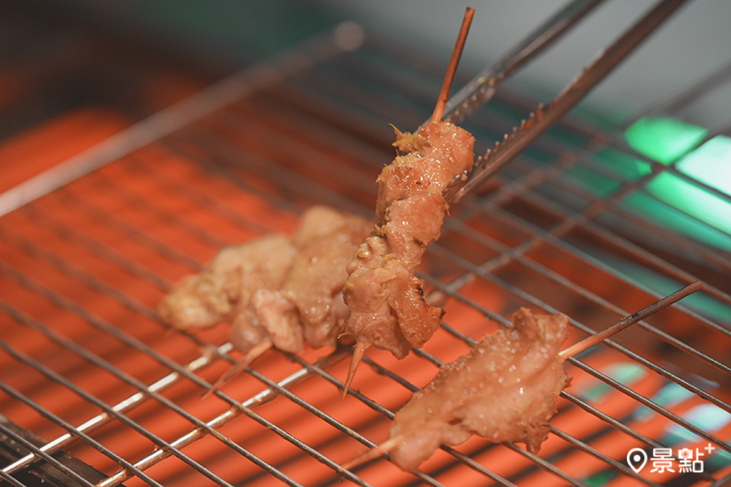 「香鑲」象徵的是火烤香氣鑲入料理靈魂，首推明星料理〈炭烤南洋雞肉沙嗲〉。（圖／饗賓集團）