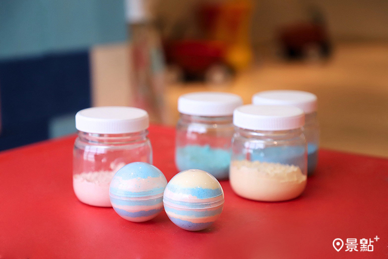 活動帶領親子製作奇妙泡泡球。