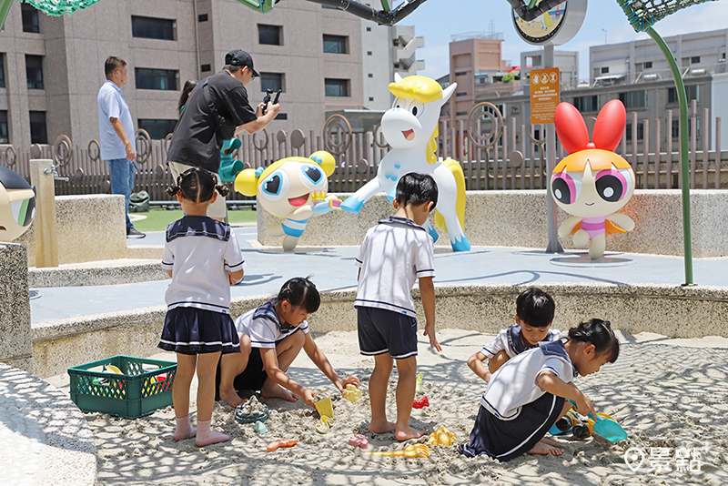 戶外500坪奇趣操場及室內兒童遊樂室。