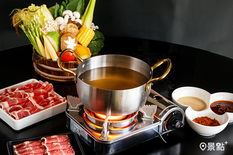 選用在地時令食材的精緻鍋物。