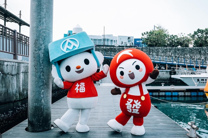 全聯福利熊曾與大潤發發仔一起同框活動拍照。(圖 / 全聯 )