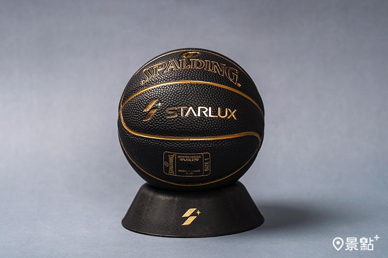 每顆球各有一個專屬球座，呈現質感細節之美。