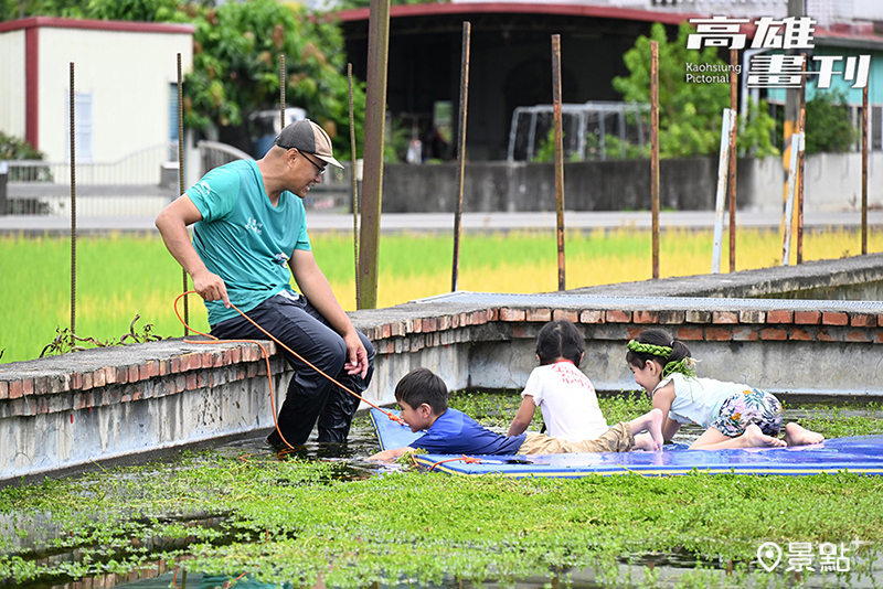 在鱉池水草基地的水草森林浮潛體驗，讓小朋友們玩得不亦樂乎。