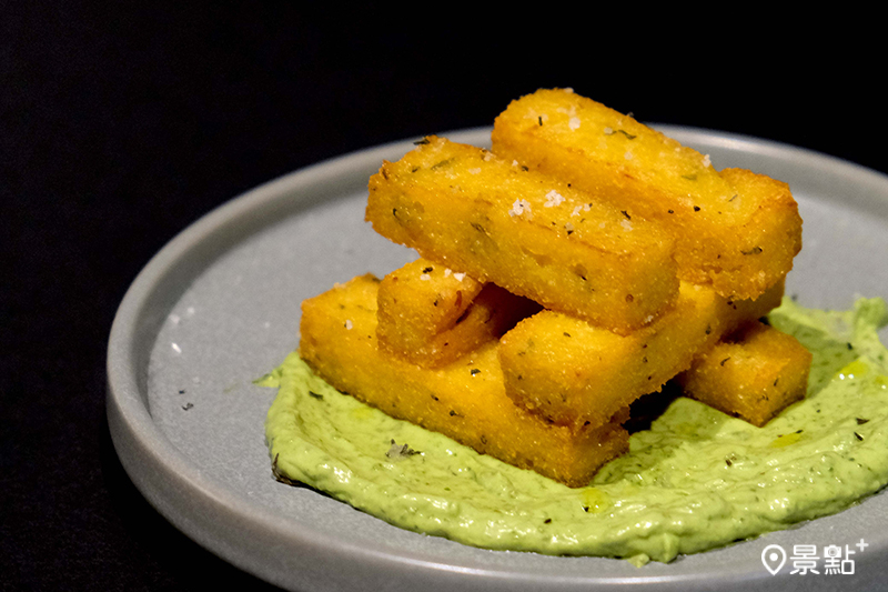 炸玉米糕搭配酸奶青醬 每份150元。