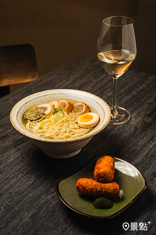 松露奶油野菇雞肉捲，澄清雞湯拉麵 每份320元。