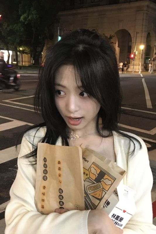 同款取景點2「彰化銀行 中山北路分行」前面。（圖／babymonster_ygofficial）