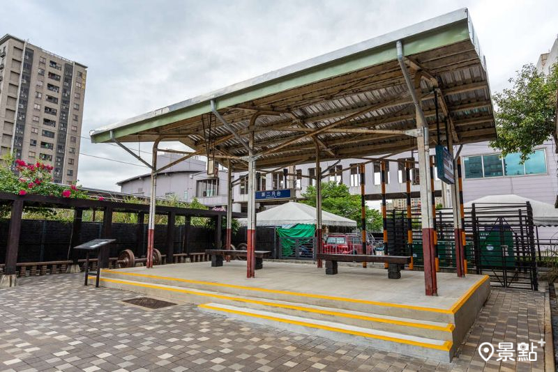 戶外區域復刻台鐵桃園舊火車站月台。