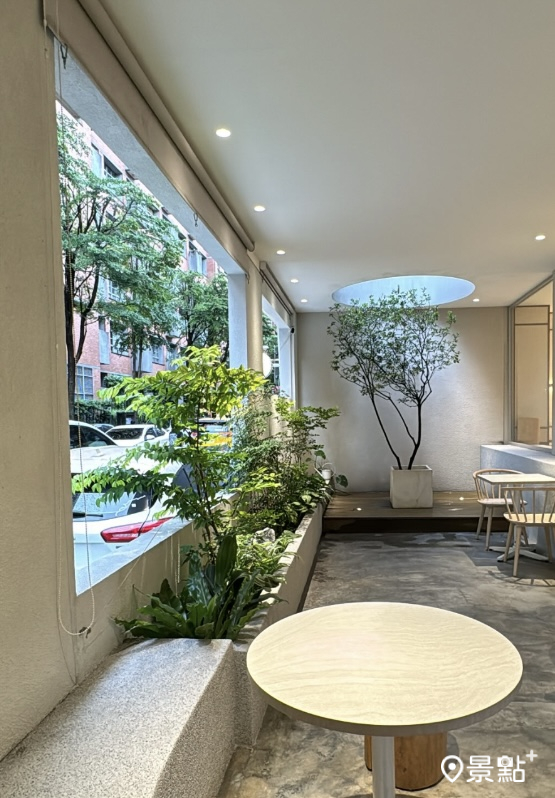 Blivin Bakery 入口處旁的戶外用餐區。(圖 / 景點＋張盈盈)