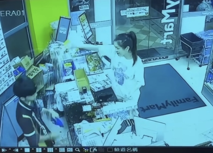 7-11貼出歡迎吹冷氣公告網讚貼心！全家便利商店女客爆氣摔酒瓶無禮對待店員遭炎上