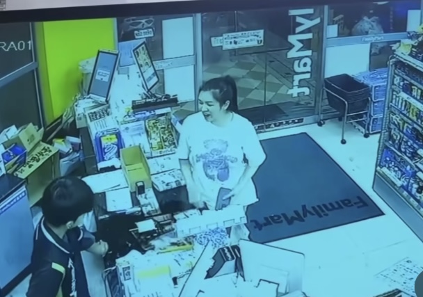 這名女客人不只付錢時紙鈔銅板用丟的，姿態也不懷好意，據悉是本來就不滿店員不幫忙把商品裝袋，這次又要看看店員會不會幫忙裝袋。