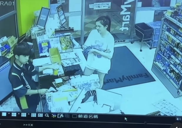 女客人腳呈三七步不懷好意的模樣，讓網友大讚店員怎麼可以情緒保持穩定面對這種客人。