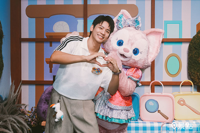 林柏宏與穿上全新20周年服裝的達菲與好友們拍照打卡。